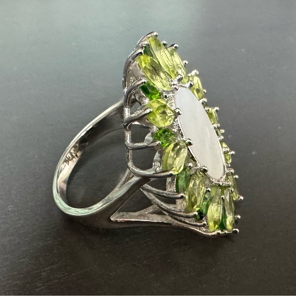 “Sunburst” Mother of Pearl & Peridot Ring - Picture 7 of 8
